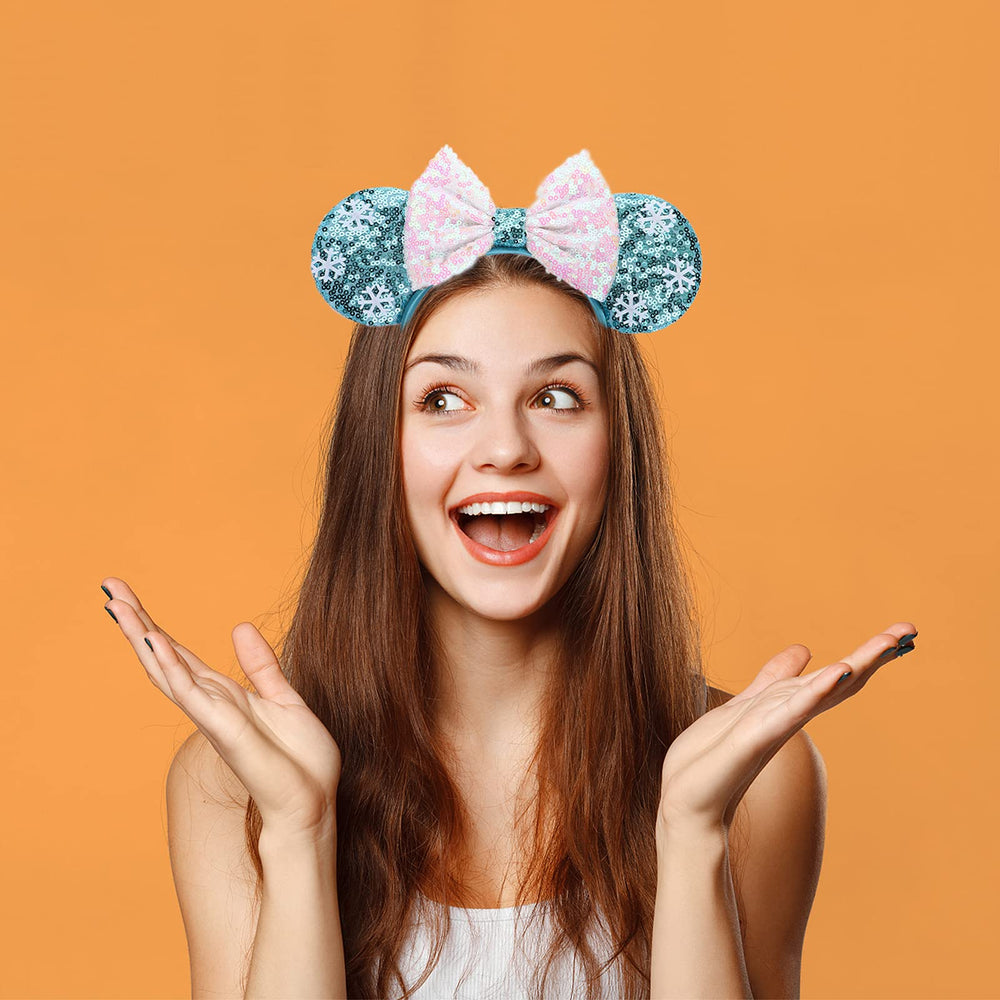 Modelo usando diadema DRESHOW, orejas y lazo brillantes para el parque de Disney.