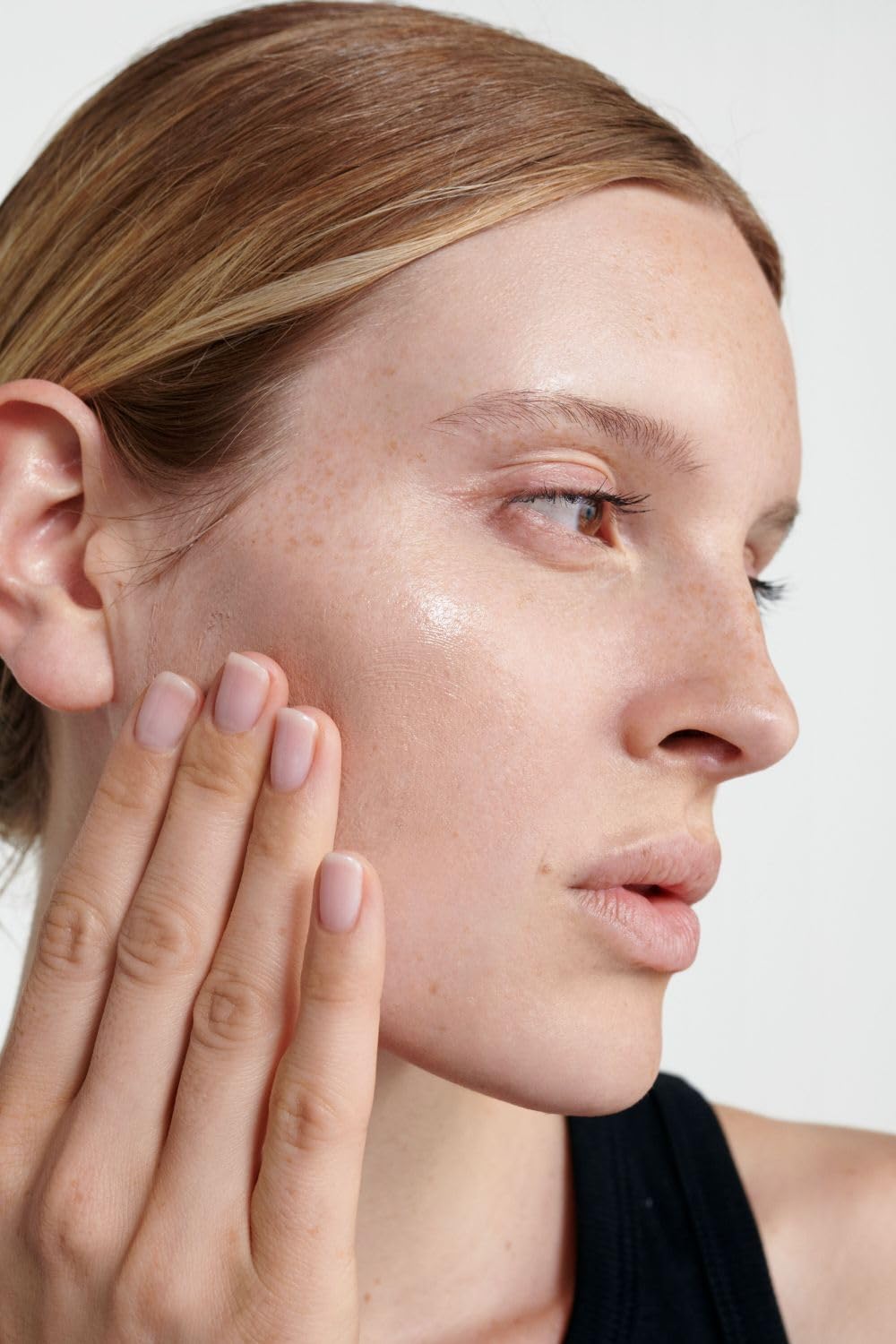 Dr. Hauschka tinted day cream packaging box with eco-conscious design.