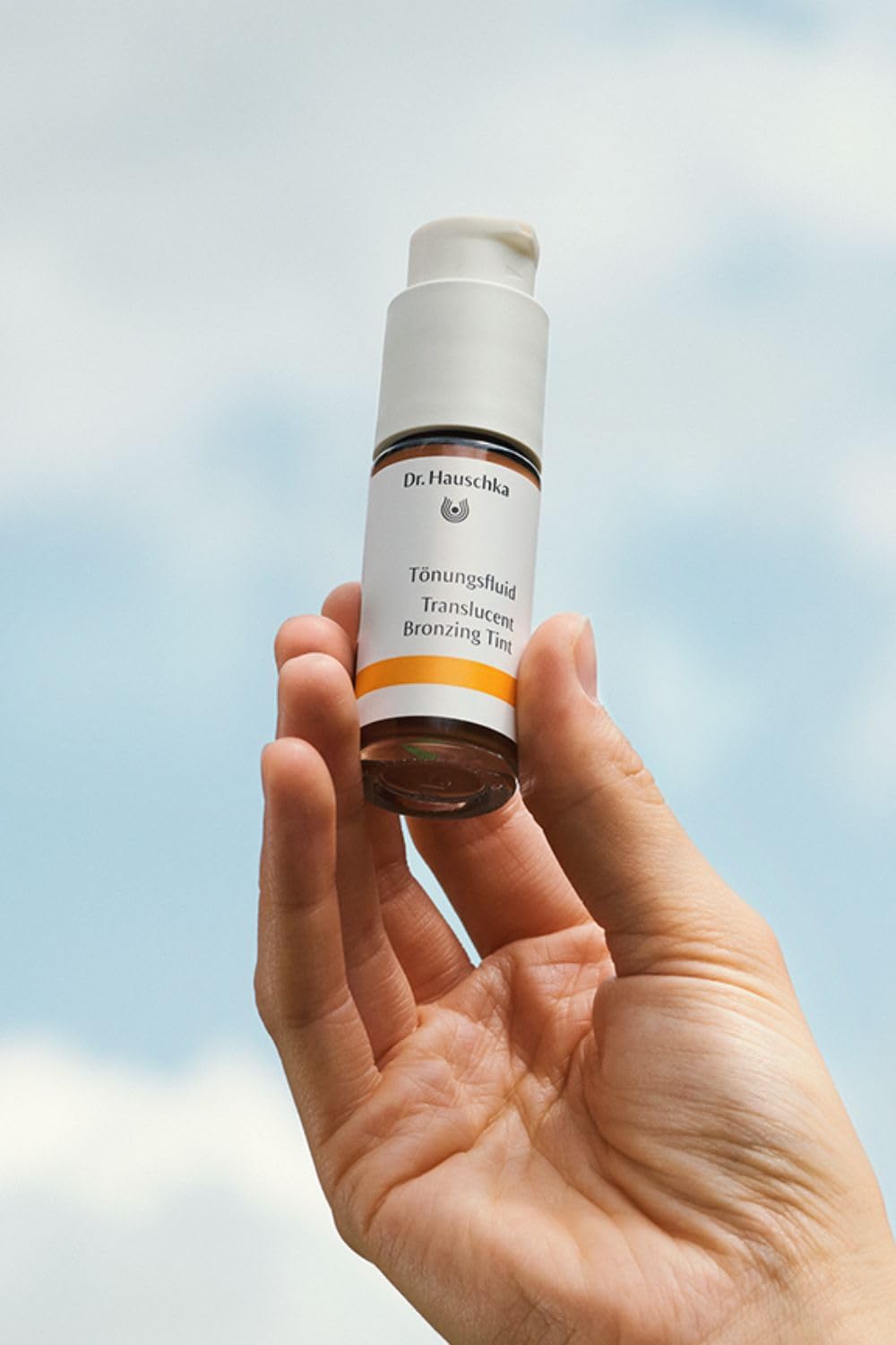Dr. Hauschka Translucent Bronzing Tint close-up highlights mineral pigments.