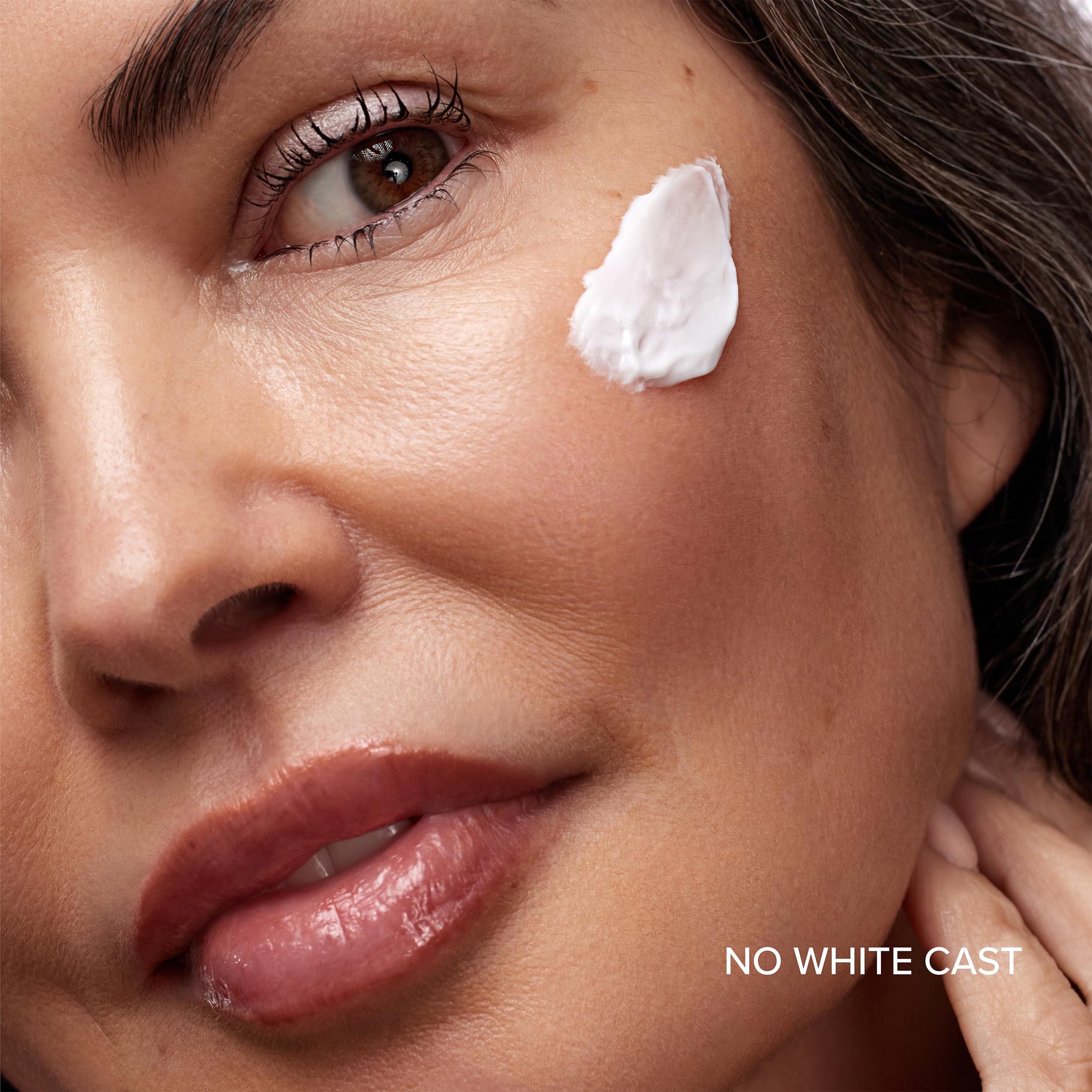 DRMTLGY Day Dream moisturizer applying on skin for sensitive skin comfort.