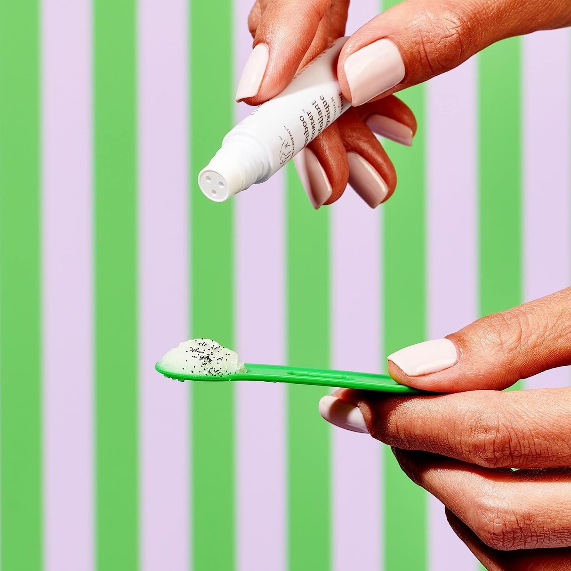 Drunk Elephant Slaai: exfoliacion suave con bambu y carbon para piel limpia.