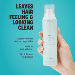 Drybar Detox Champú Seco aporta textura suave sin residuos visibles.