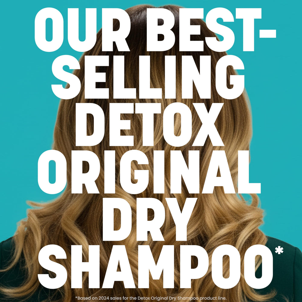 Polvos arroz microfinos de Drybar Detox absorbiendo grasa para un acabado limpio.