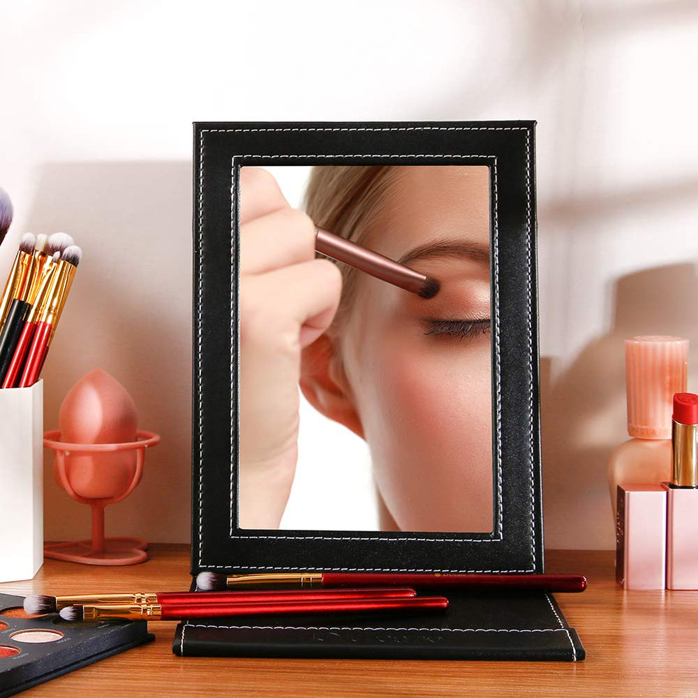 DUcare HD mirror provides distortion-free reflection for precise grooming.