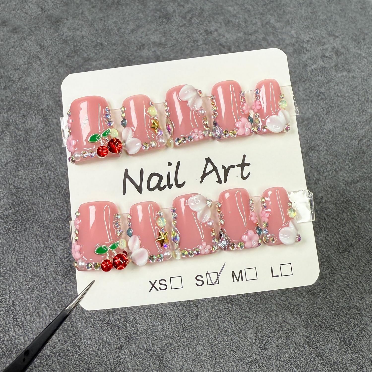 Duck Press on Nails con detalle de cristales realza el estilo diario.