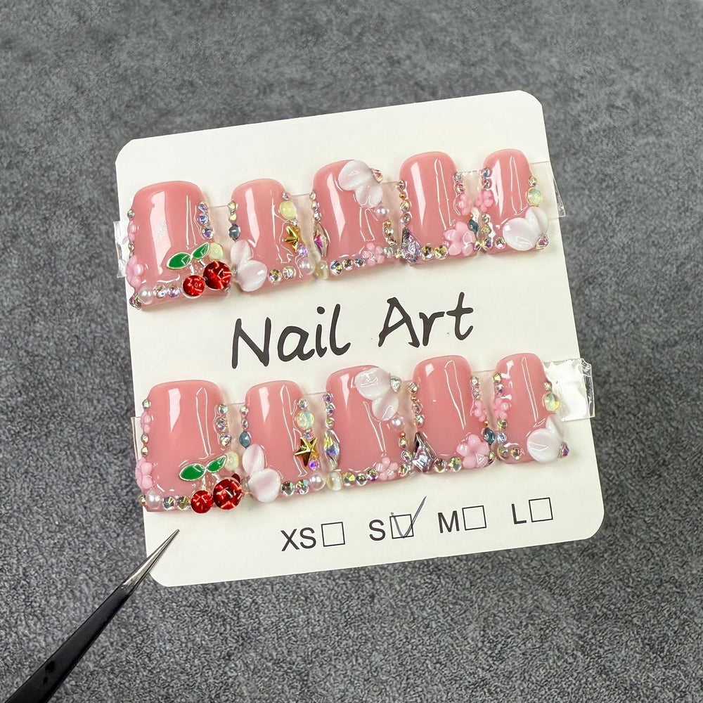 Duck Press on Nails con detalle de cristales realza el estilo diario.