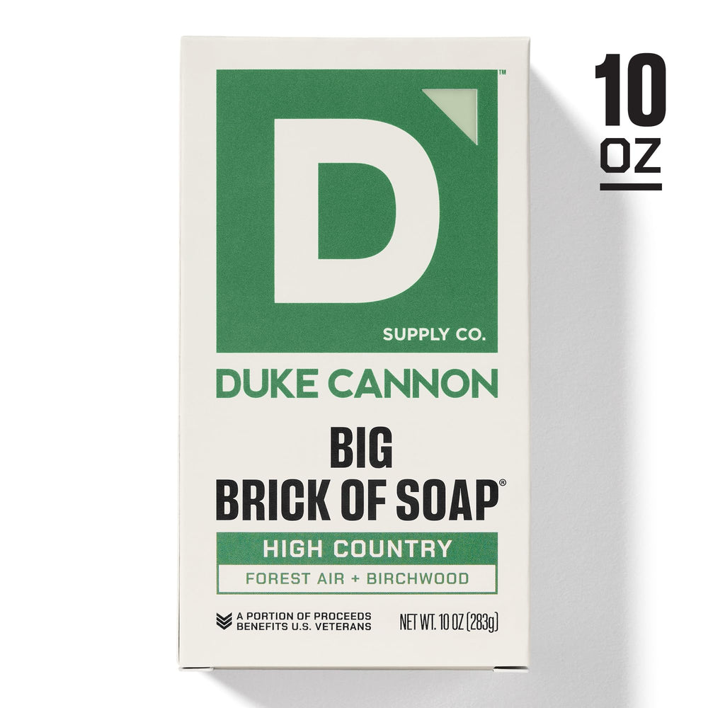 Duke Cannon: triple molienda en barra grande para espuma rica.