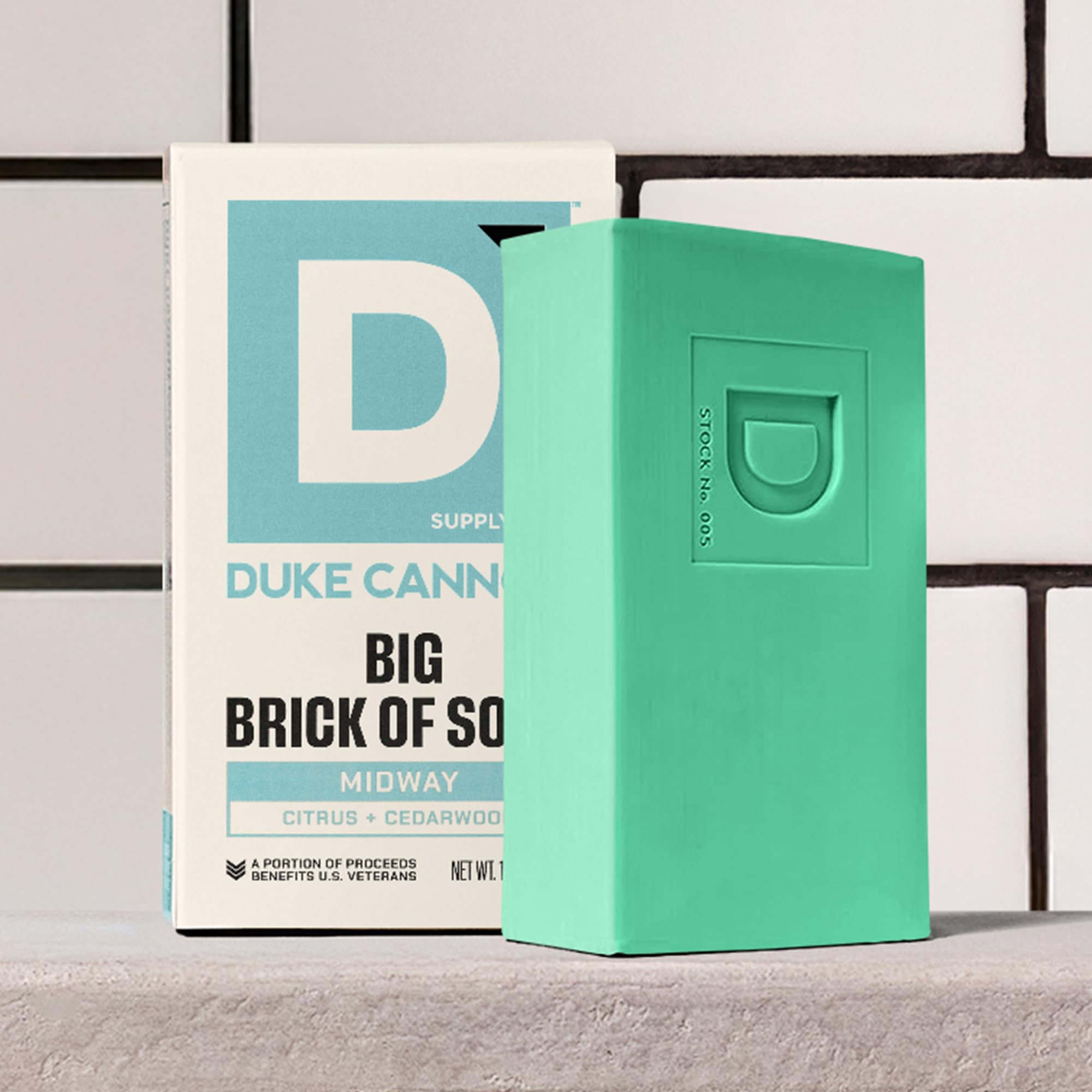 Duke Cannon método de uso diario: aplicar, enjuagar y secar para piel limpia.