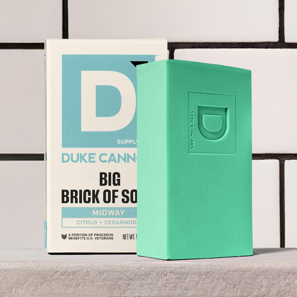 Duke Cannon método de uso diario: aplicar, enjuagar y secar para piel limpia.