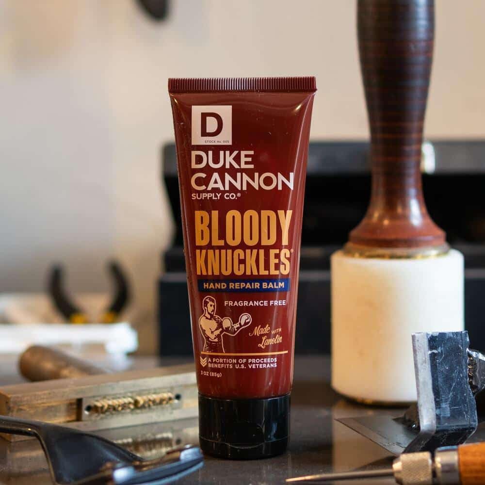Duke Cannon Bloody Knuckles, textura hidratante no grasa para uso diario.