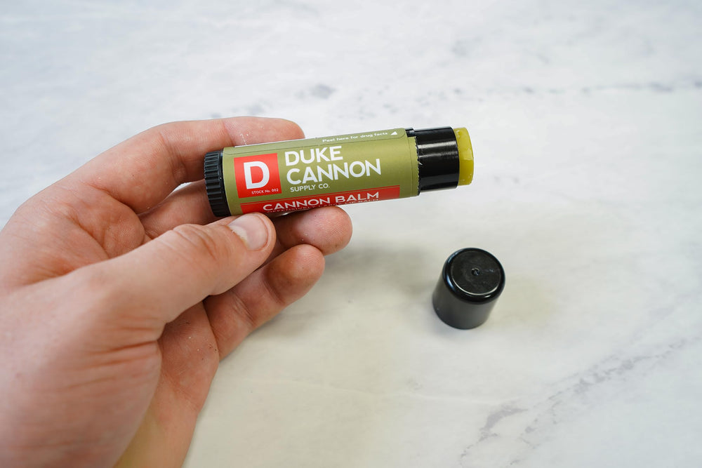 Bálsamo Duke Cannon Tactical en formato práctico para uso rápido.