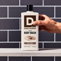 Envase robusto de Duke Cannon, diseño para uso diario.