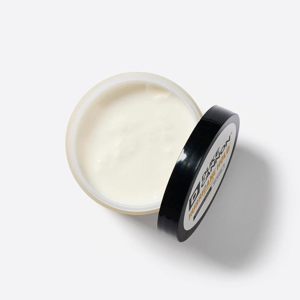 Duke Cannon Hurricane Hold Pomade resistencia al viento para peinados firmes en ambientes exteriores.