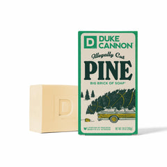 Jabón Duke Cannon grande con aroma a pino, ideal para ducha diaria.