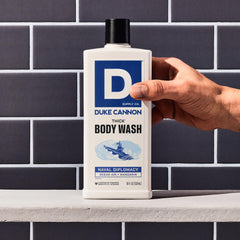 Duke Cannon Naval Diplomacy: manos aplicando gel con sensación refrescante.