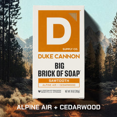 Duke Cannon Sawtooth: jabón espumoso que limpia sin resecar.