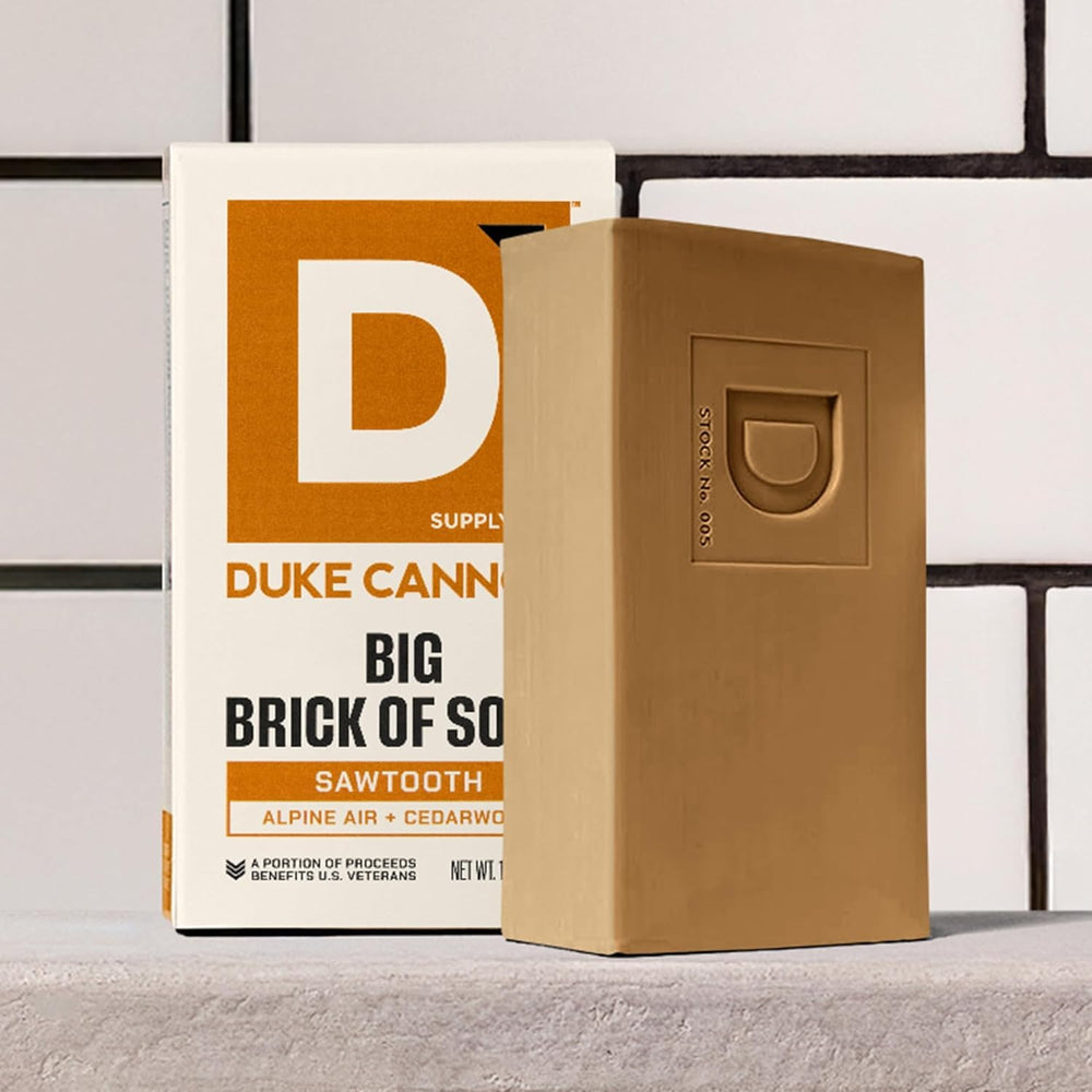 Duke Cannon Sawtooth: molienda triple para crema y aroma profundo.