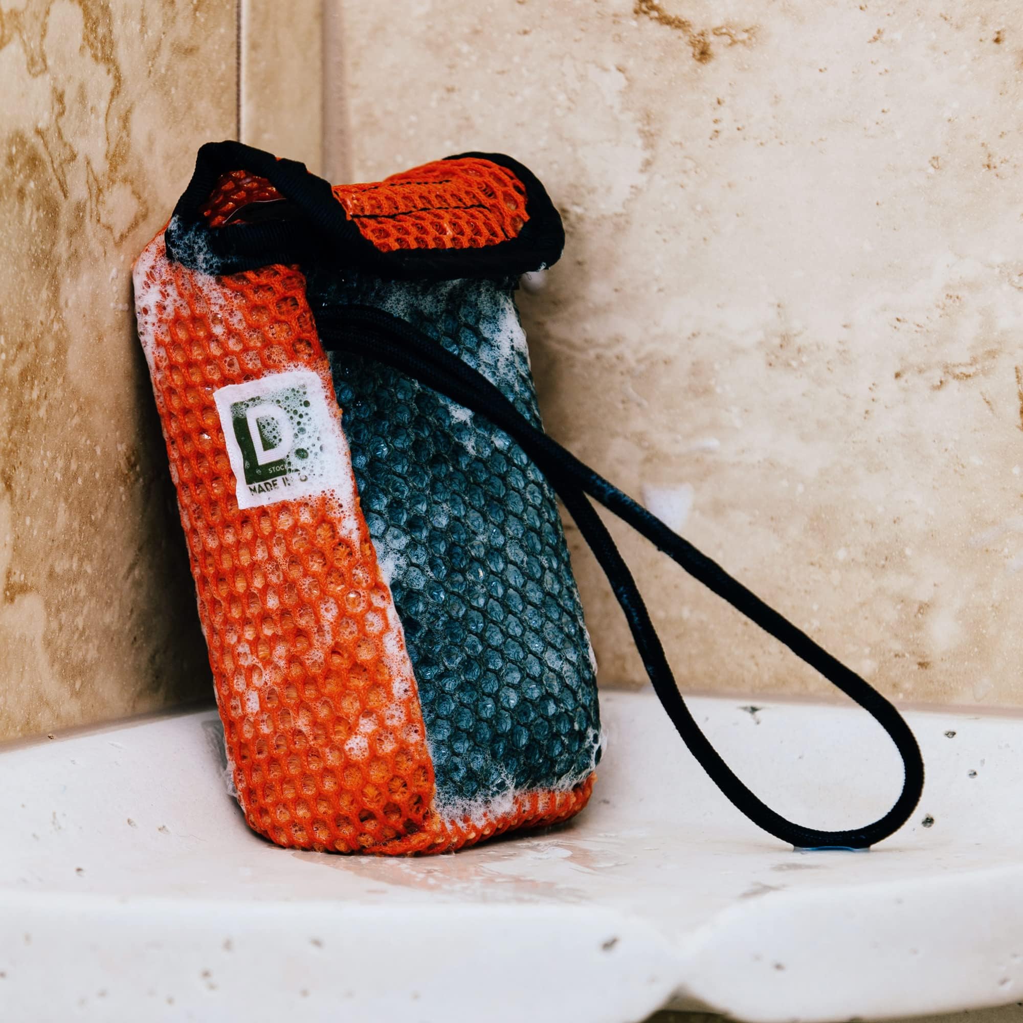Duke Cannon Tactical Scrubber accesorio de viaje para jabon