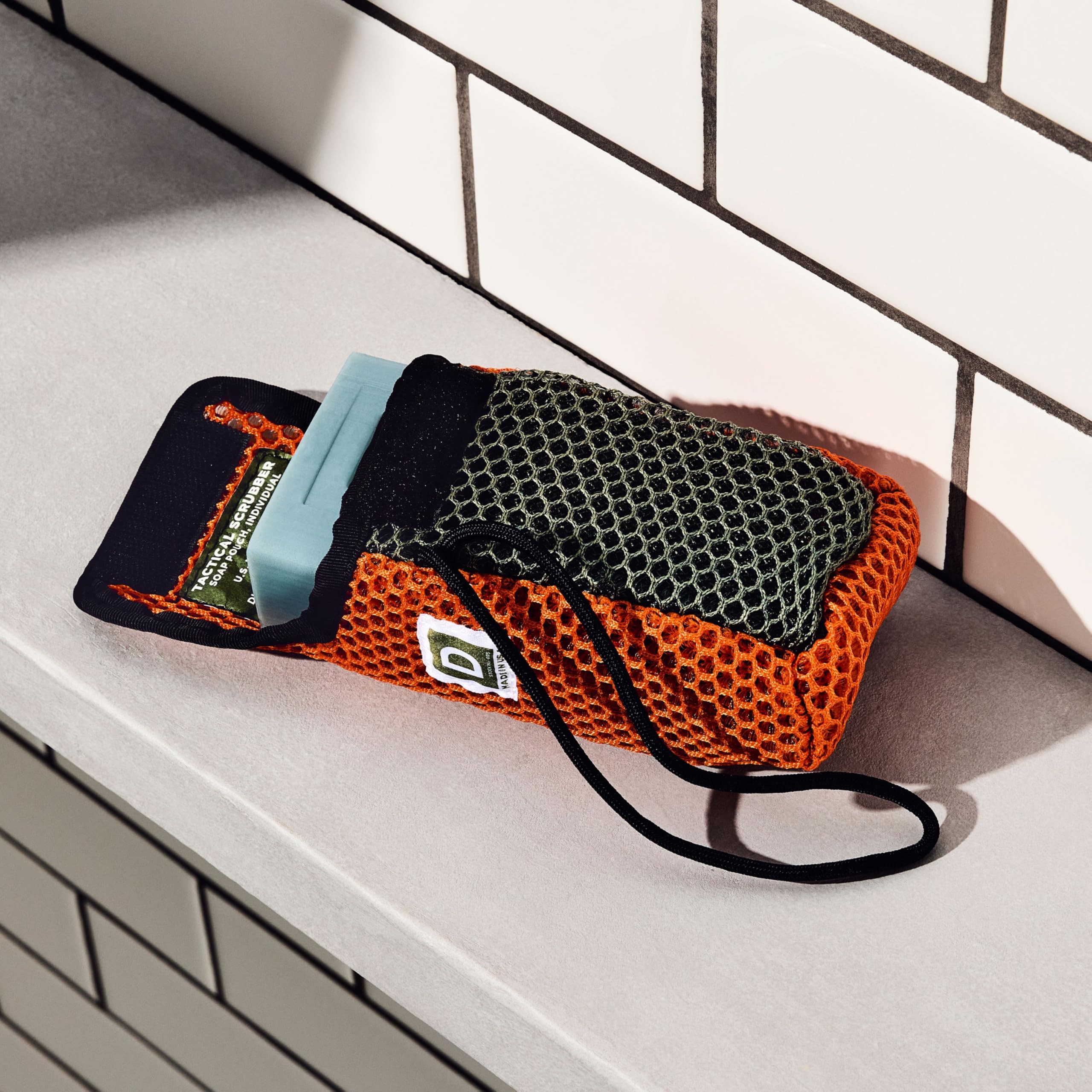 Duke Cannon Tactical Scrubber higiene masculina en la ducha