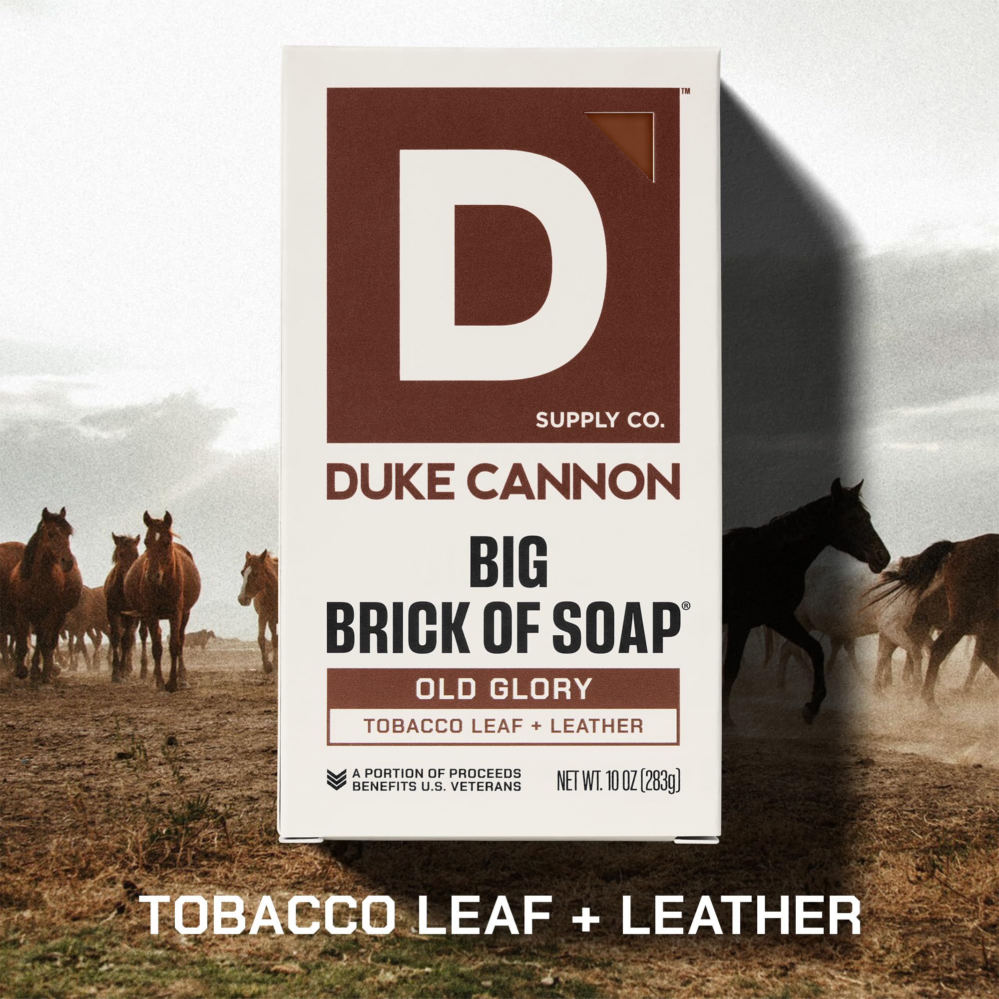 Duke Cannon Textura triple-molienda: espuma rica para una limpieza suave.