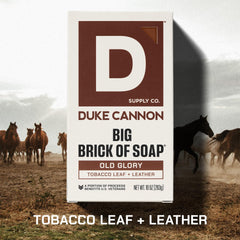 Duke Cannon Textura triple-molienda: espuma rica para una limpieza suave.