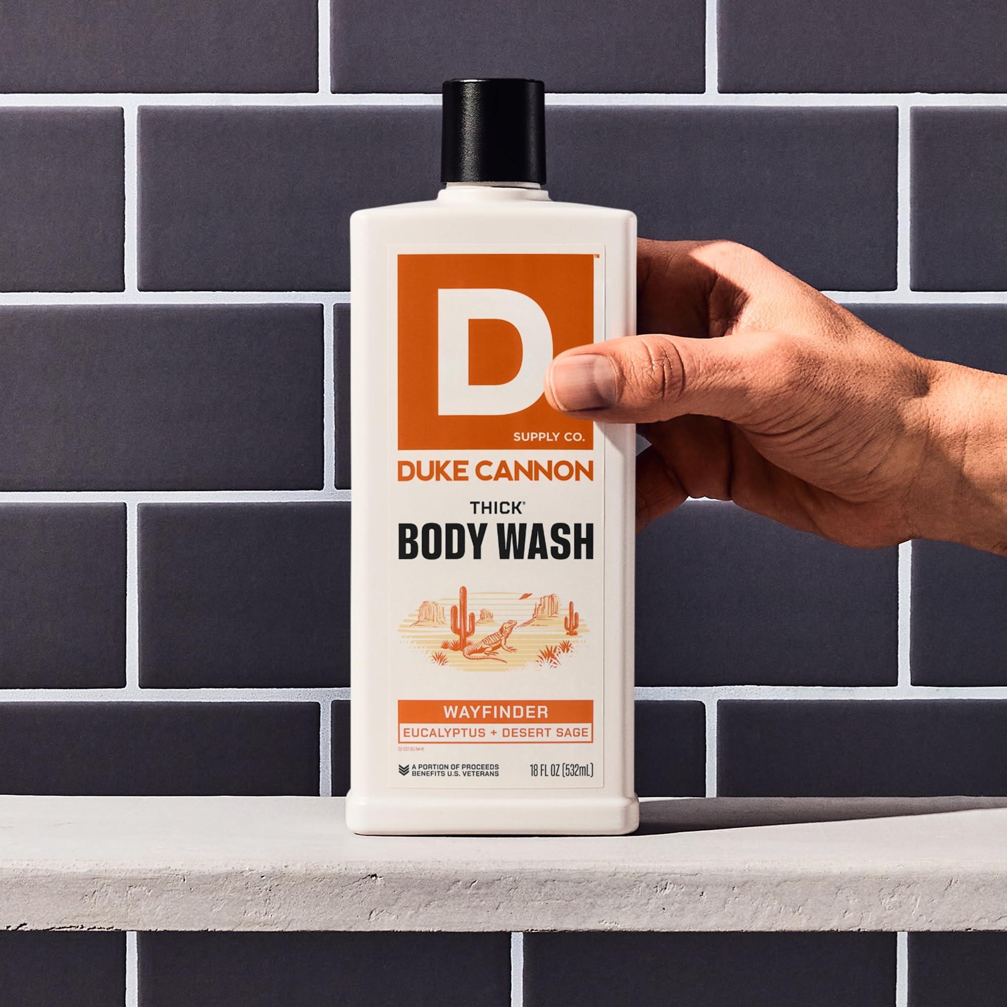 Hombre en ducha usando el gel para una limpieza rápida.