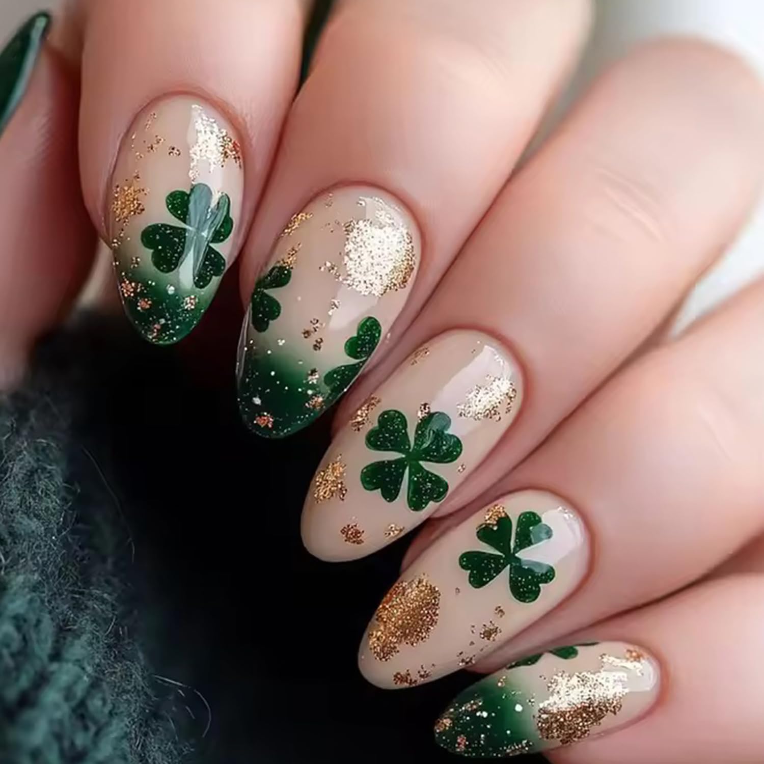 Uñas Dulyork Día de San Patricio con diseño almendra verde y brillos dorados para fiestas.