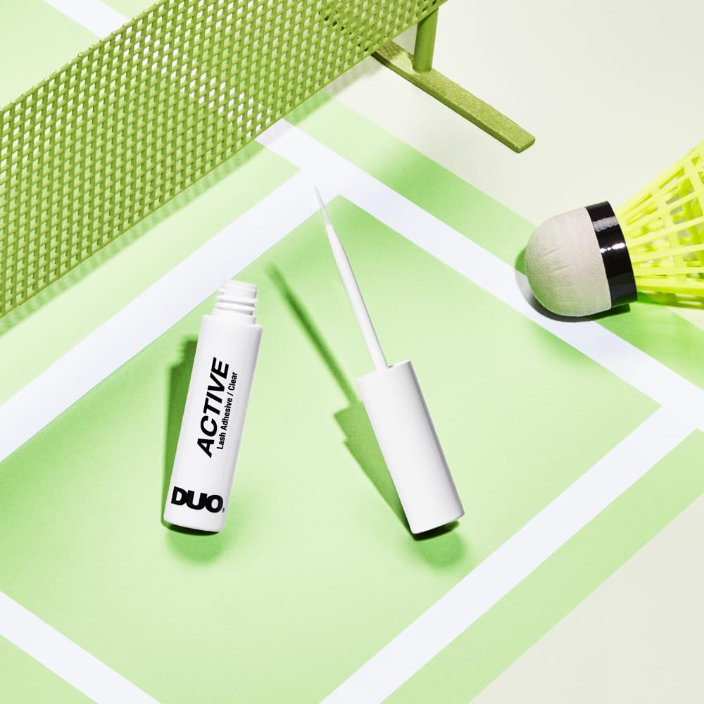 DUO Translucent finish blends with natural lashes for a seamless look.