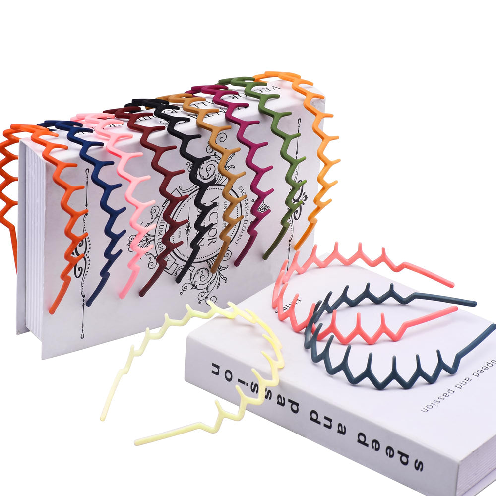 Diadema Duufin con dientes zigzag salmón, color suave que complementa prendas claras.
