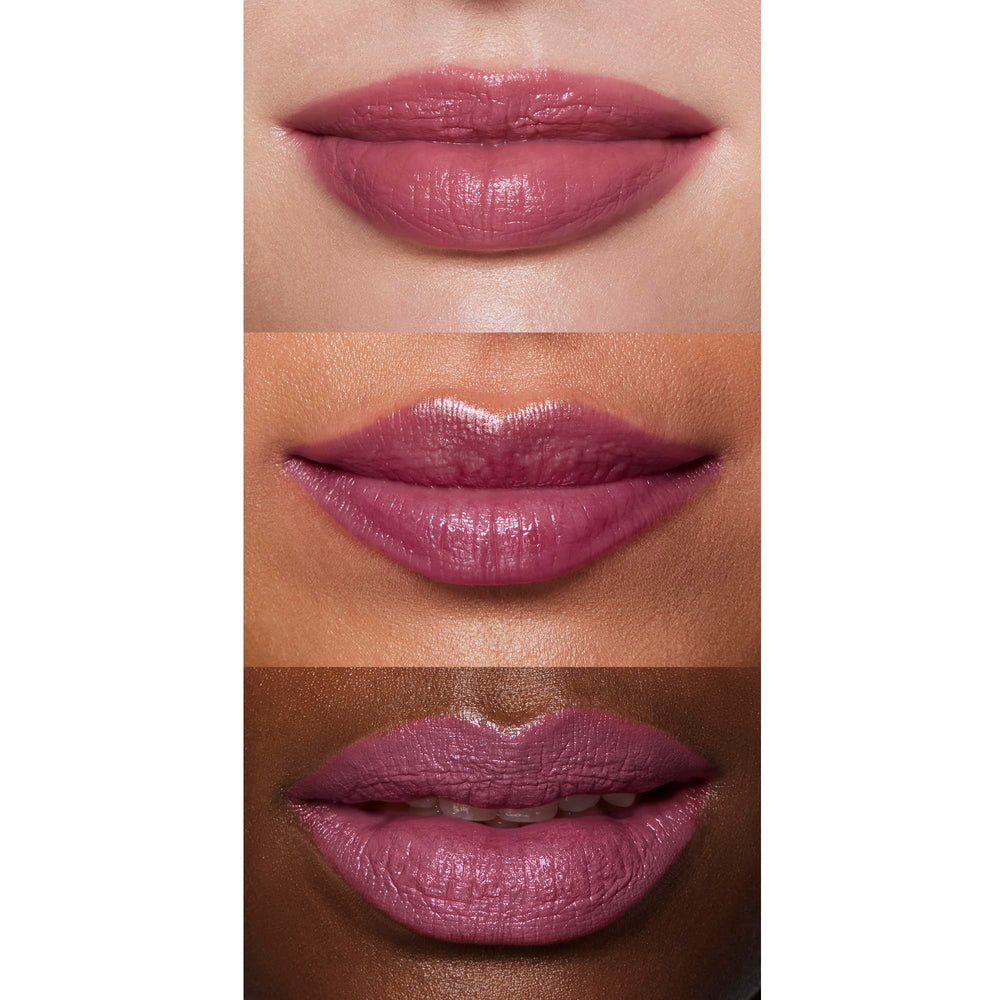 e.l.f. O Face Satin Lipstick en bolso de maquillaje, listo para retoques.