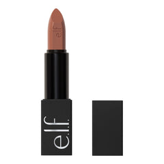 e.l.f. O Face Satin Lipstick muestra pigmentación satinada para un look intenso