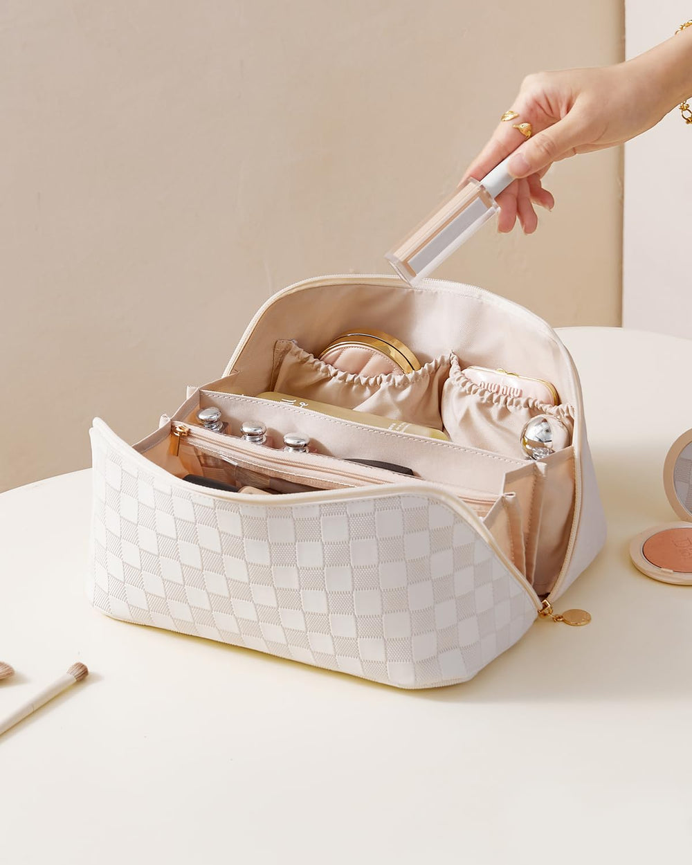 Eachy gift-ready makeup bag suits women who travel frequently.