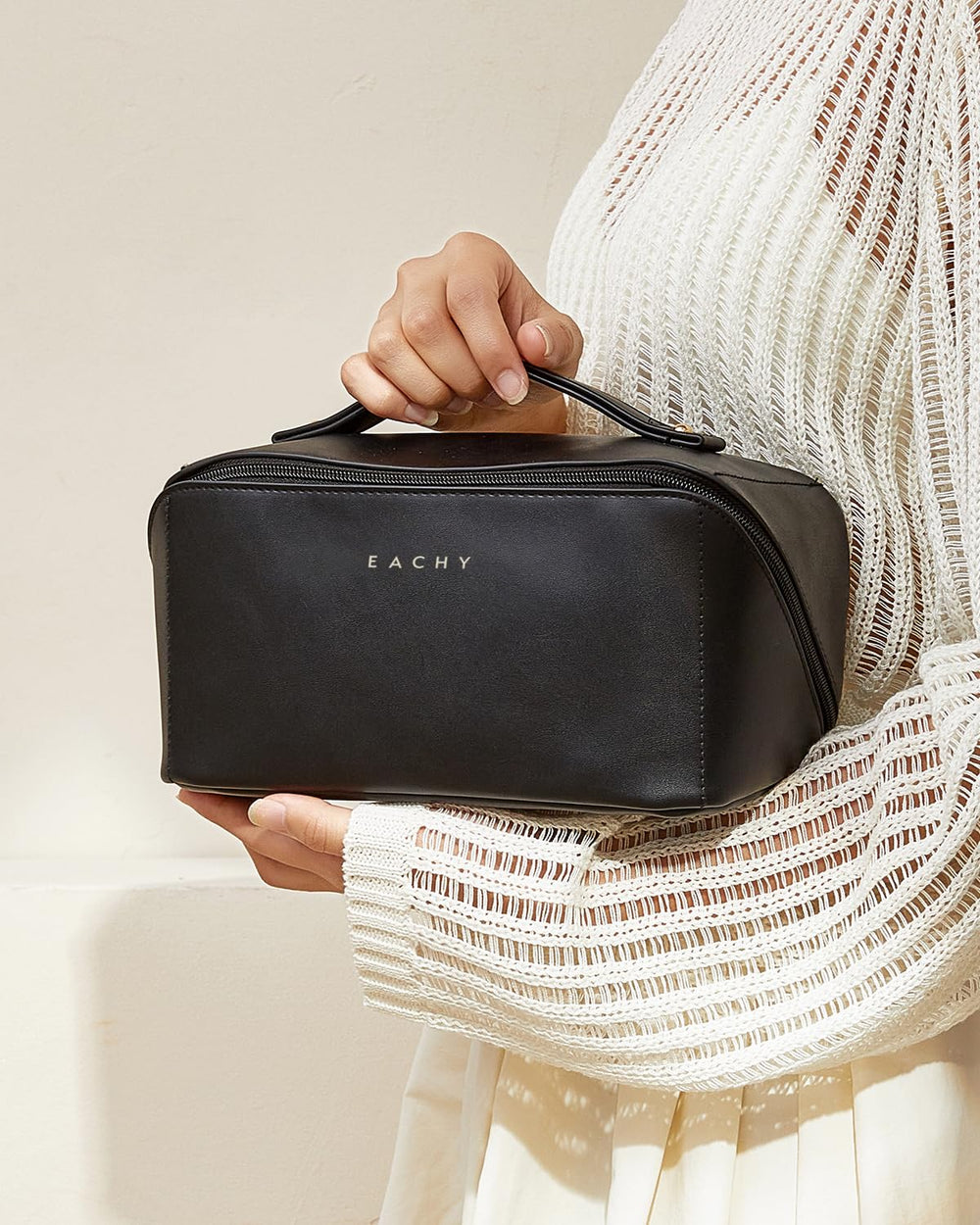 EACHY interior pockets organize brushes and accessories