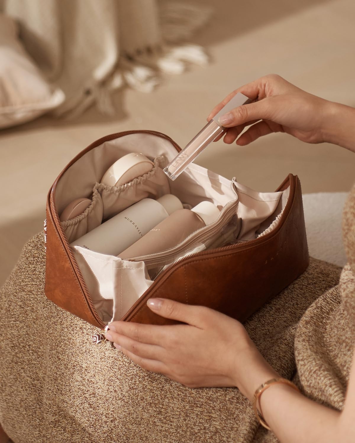 EACHY makeup and toiletries bag suited for daily use