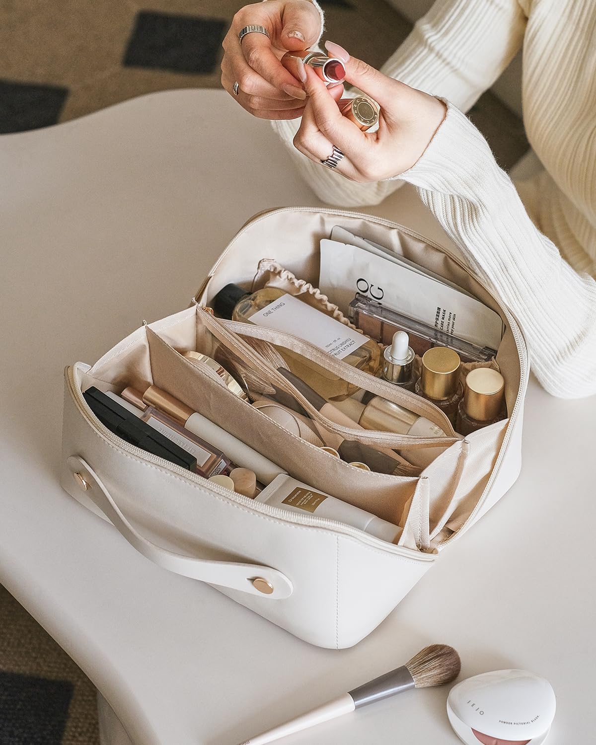 Eachy travel makeup bag – perfect gift for beauty lovers who travel.