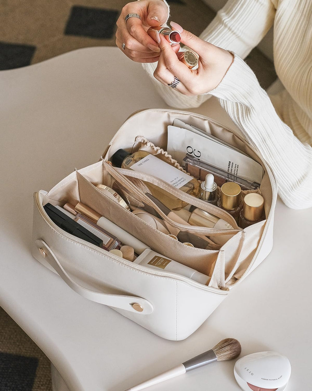 Eachy travel makeup bag – perfect gift for beauty lovers who travel.