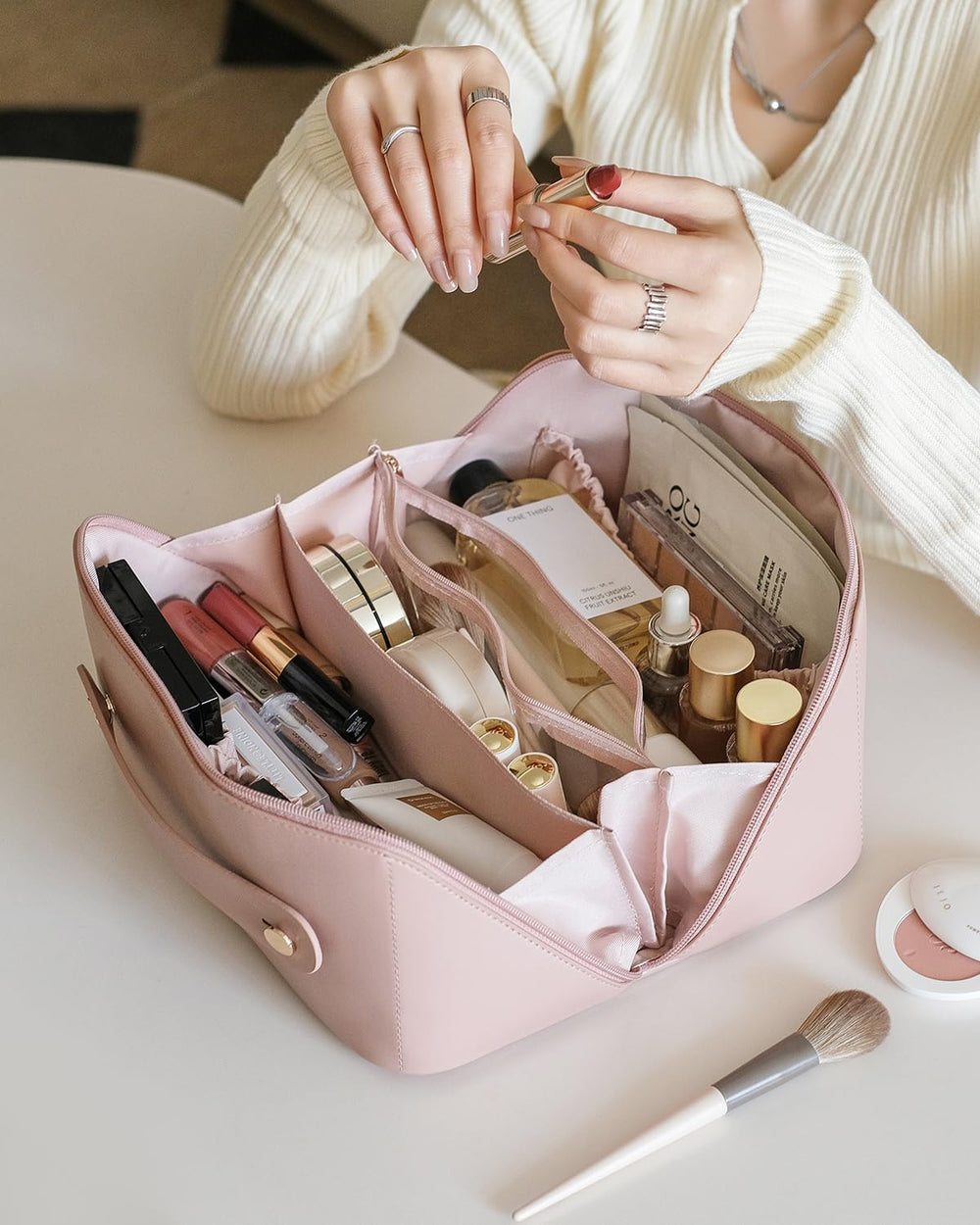 EACHY interior layout demonstrates organized compartments for items.