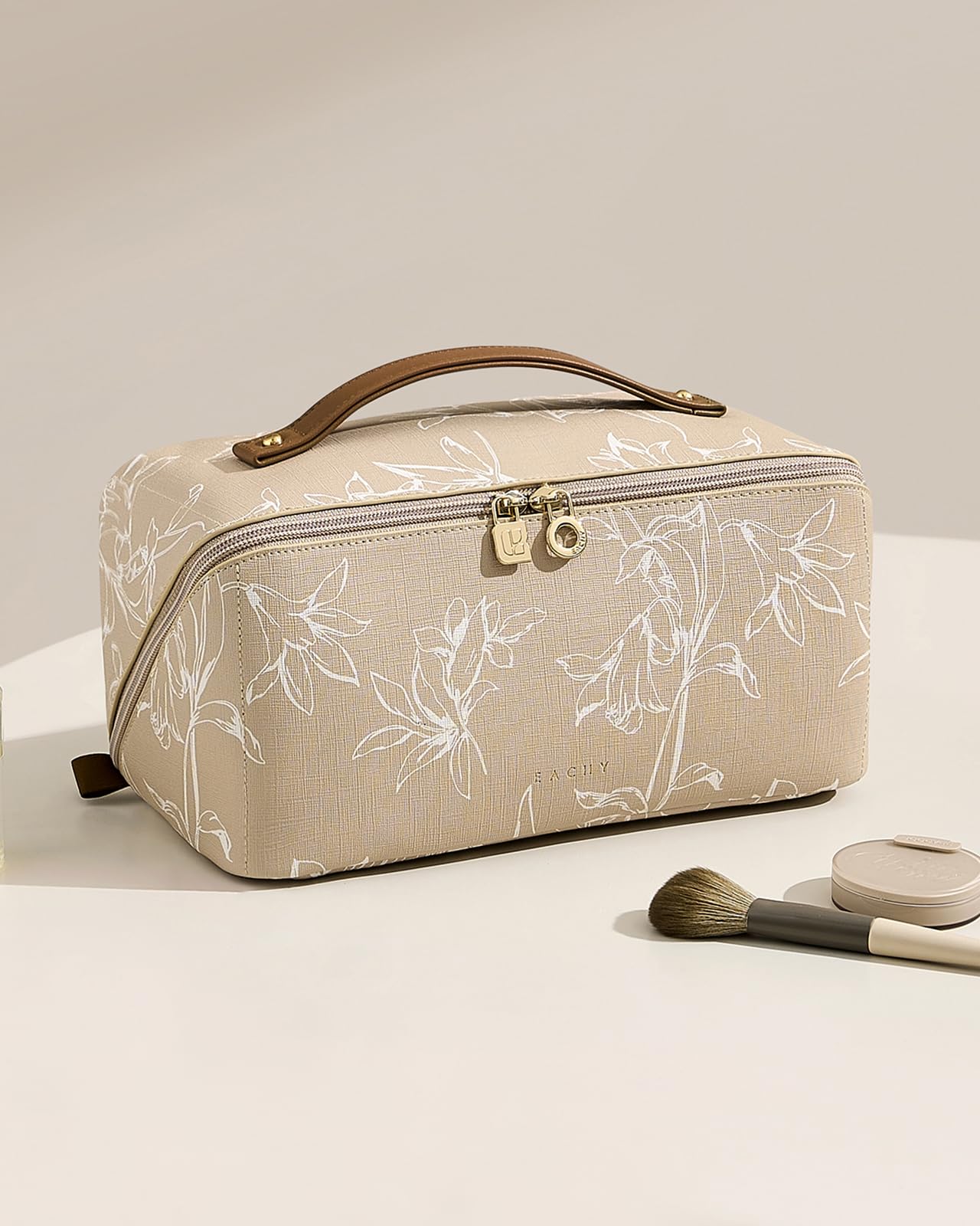 EACHY wide-opening design offers instant overview before packing