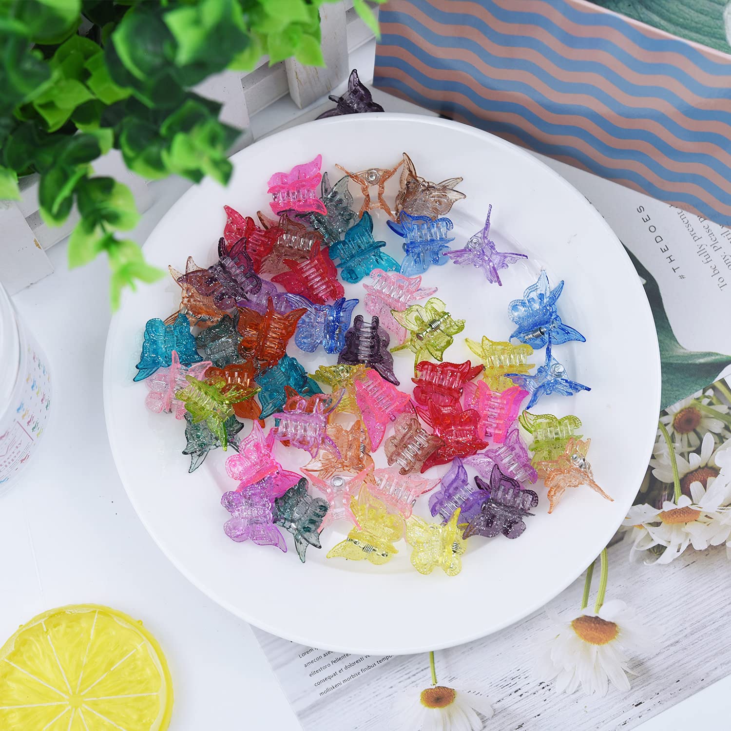 EAONE Colorful clips suit 90s and 2000s fashion accents.