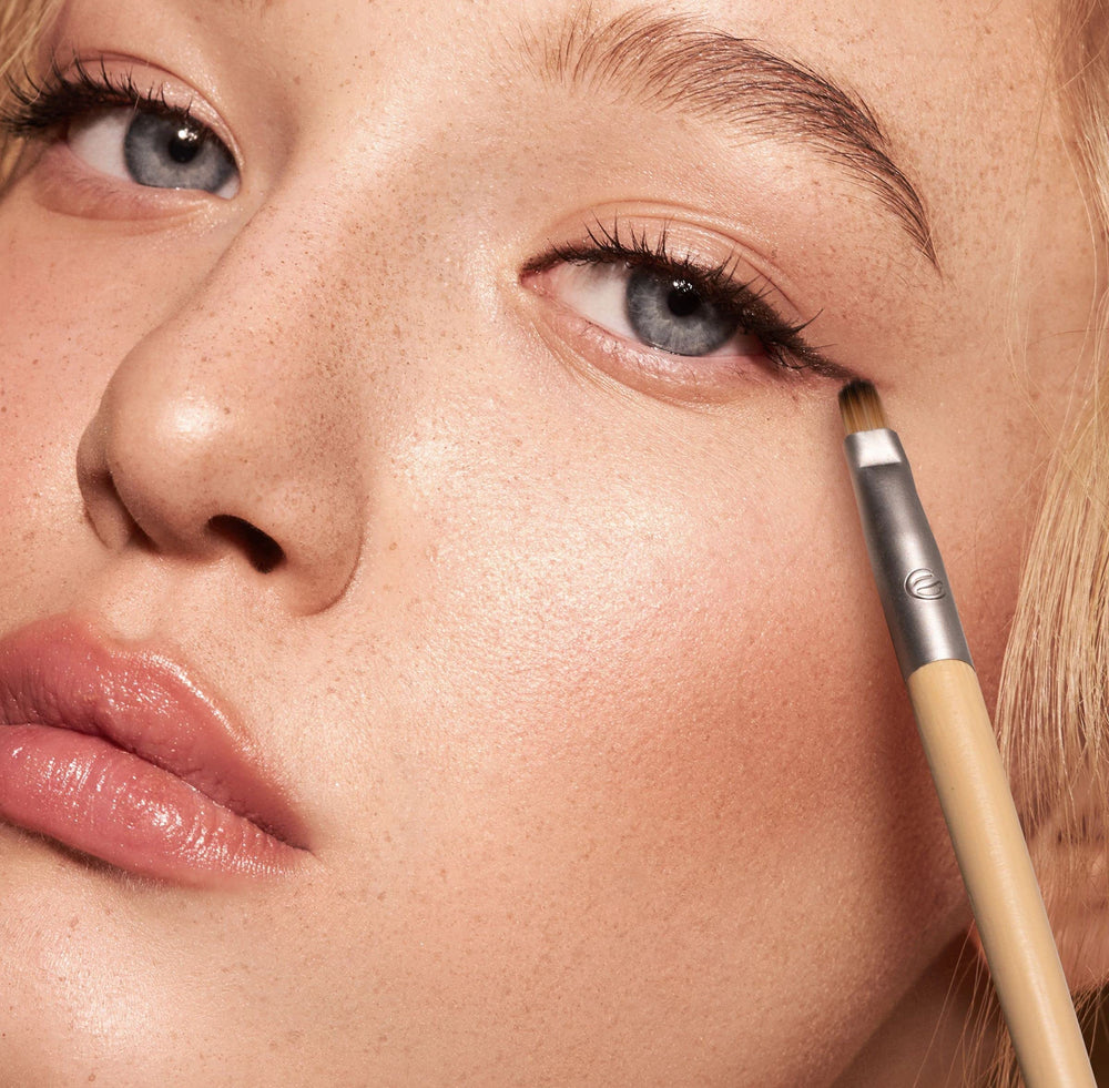 EcoTools Accent Eyeshadow Brush for color placement
