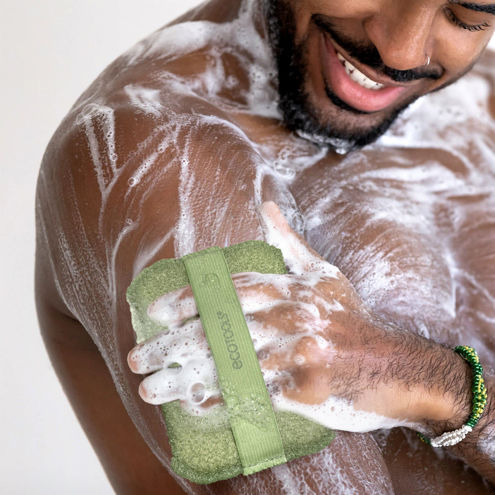 EcoTools exfoliante corporal tamaño cómodo para manos y agarre estable.