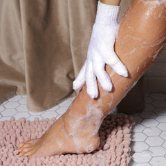 EcoTools guantes con jabón corporal creando espuma limpia