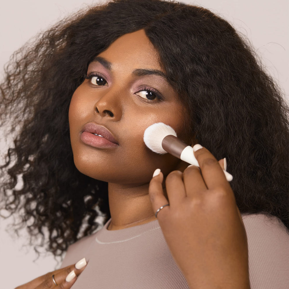 Tapered head for light dusting and precise under-eye setting powder