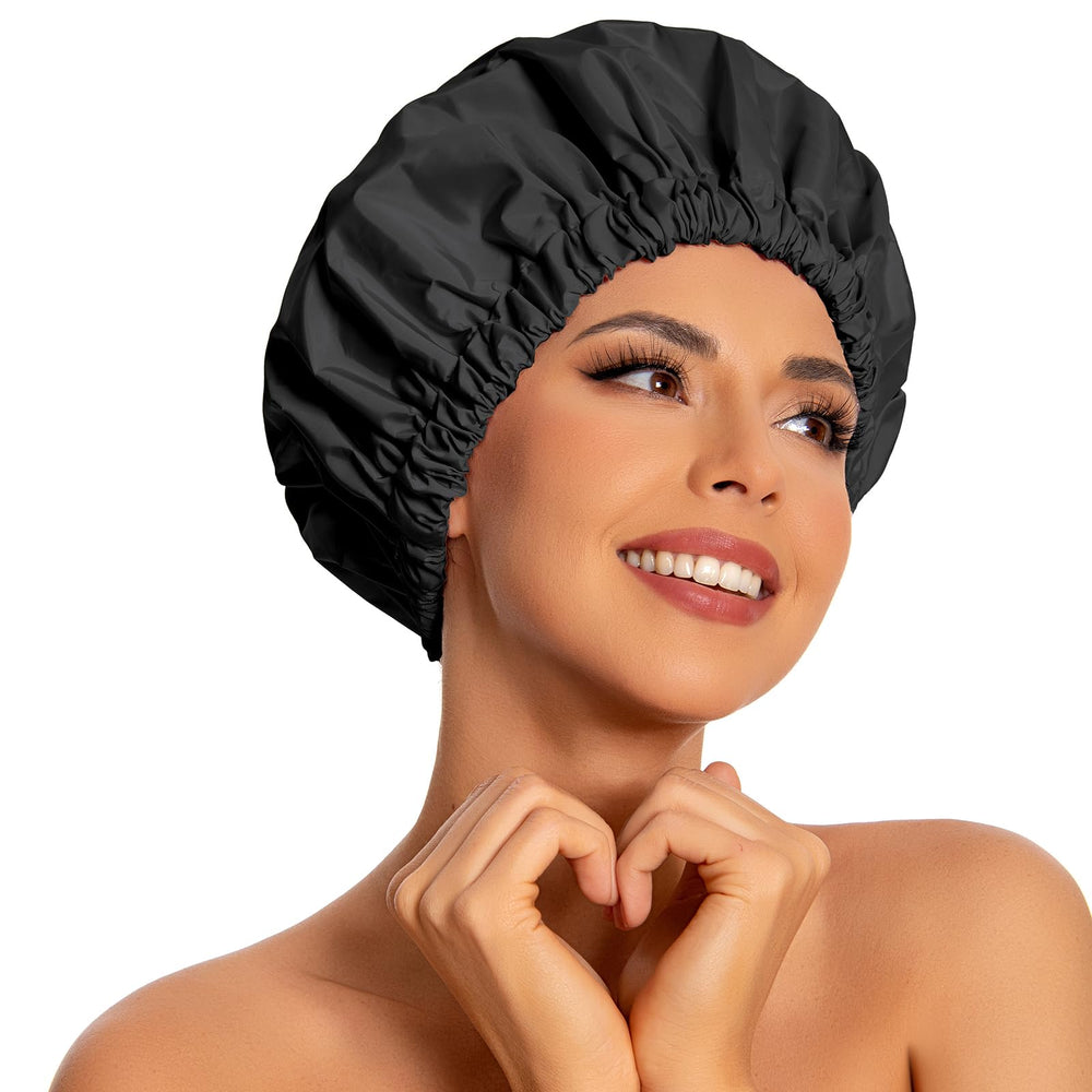 Gorra de ducha Edoneery para mujer en uso protege el cabello durante la ducha.