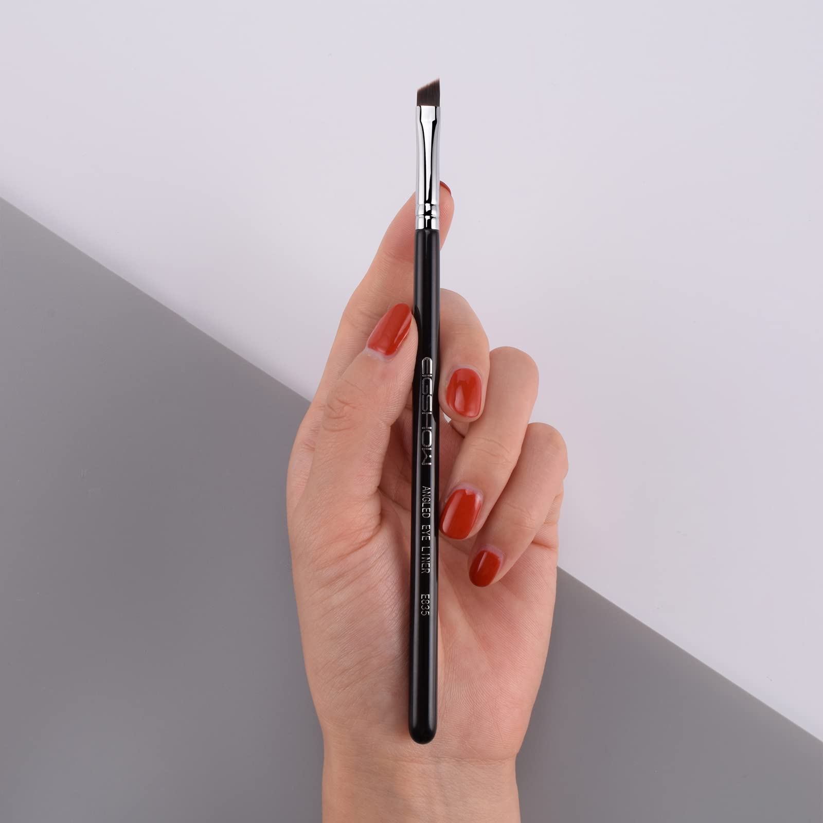 EIGSHOW Eyeliner Brush Cruelty-free bristles ensure smooth application