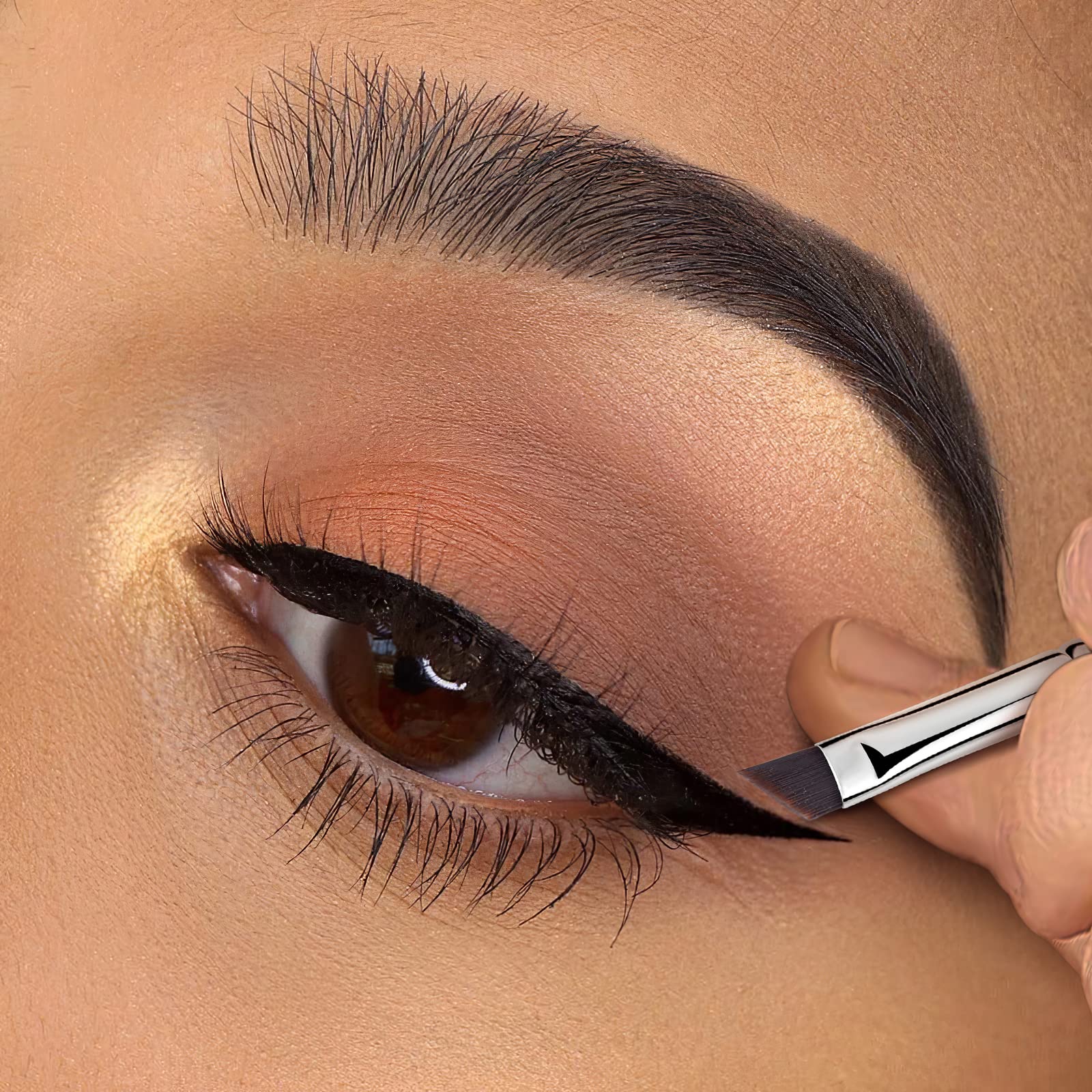 EIGSHOW Eyeliner Brush Handcrafted handle offers premium control