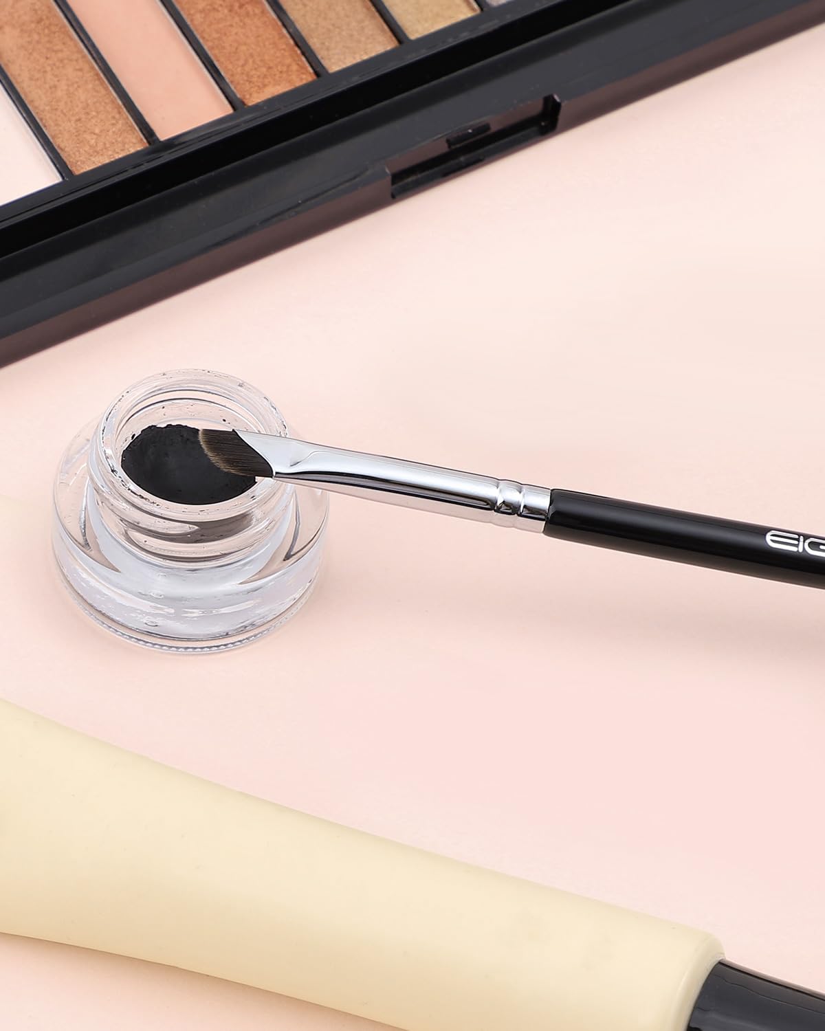 EIGSHOW brush delivering a sharp winged liner look