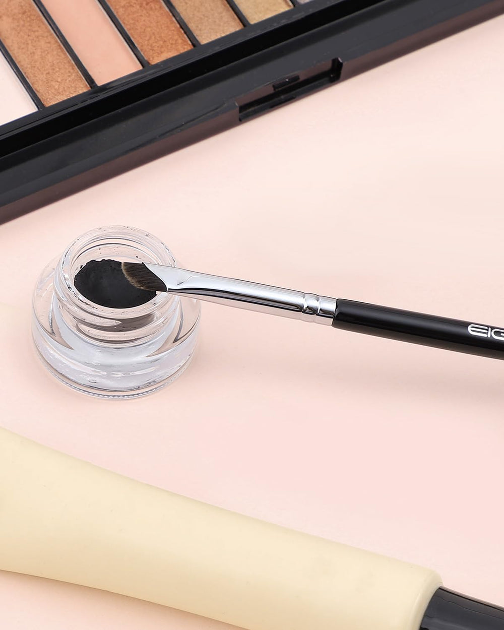 EIGSHOW brush delivering a sharp winged liner look