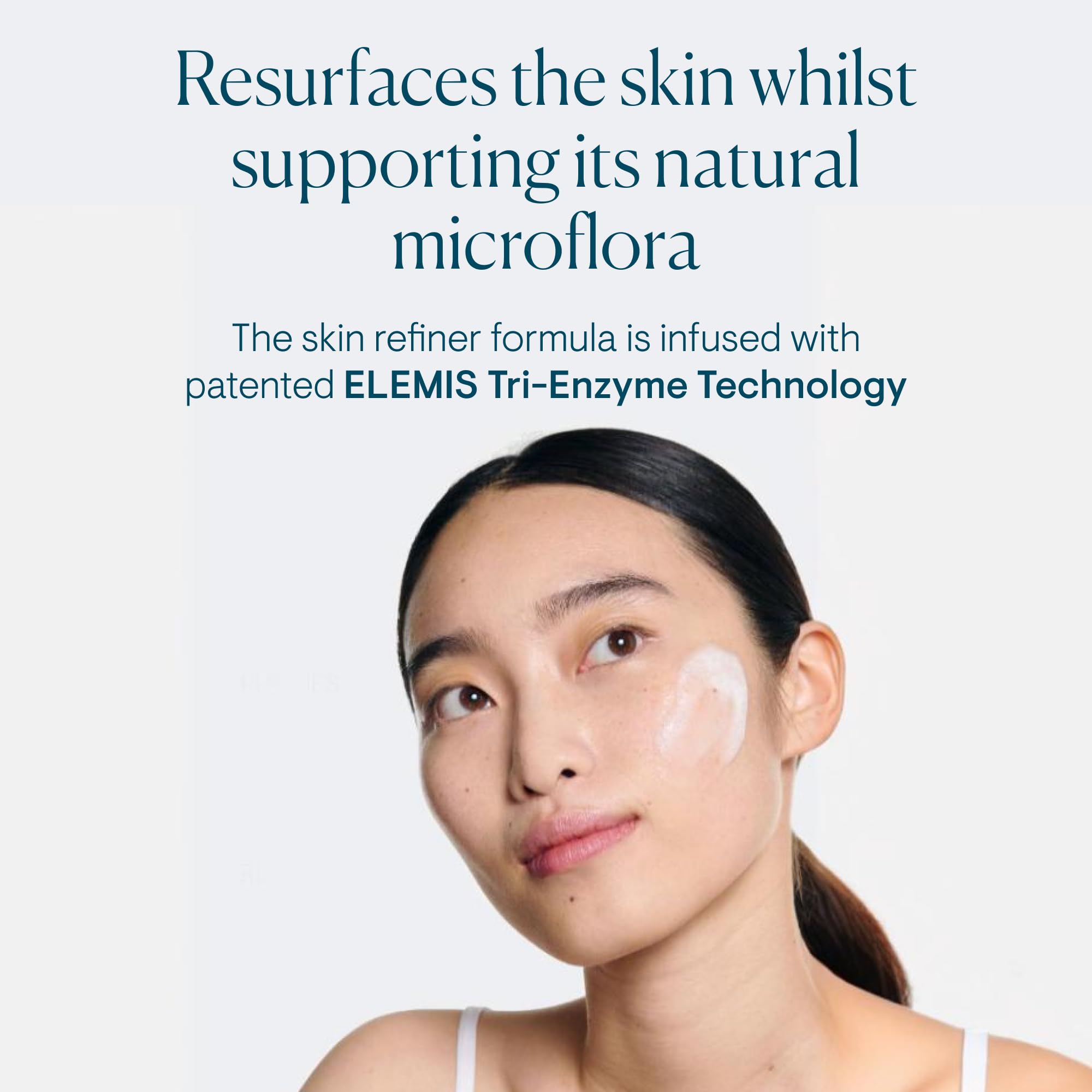 Aplicación con las manos para un masaje suave en rostro y cuello.