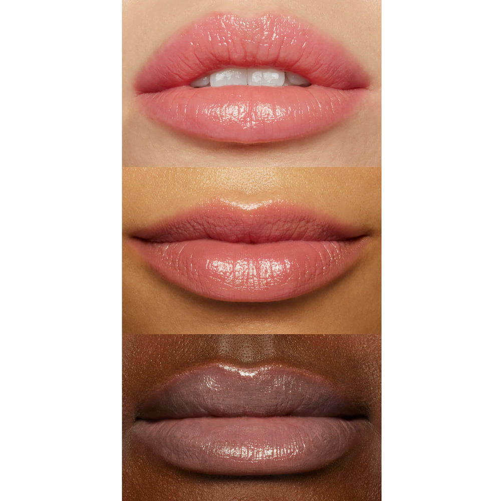 Aplicación sedosa de Glow Reviver Slipstick para color medio y brillo suave.